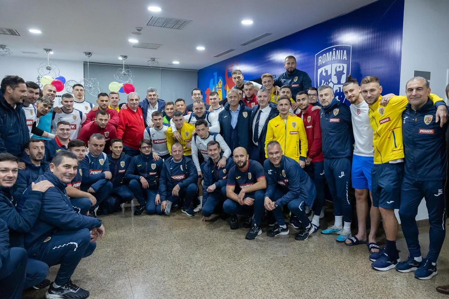 Marcel Ciolacu s-a fotografiat cu echipa națională, în cantonament, după obținerea calificării la Euro 2024. Foto: facebook/Marcel Ciolacu Surse GSP: Guvernul României ar plănui o deplasare în masă la Viena cu ocazia meciului de fotbal Austria - România! + FRF asaltată de politicieni pentru partida din 7 iunie