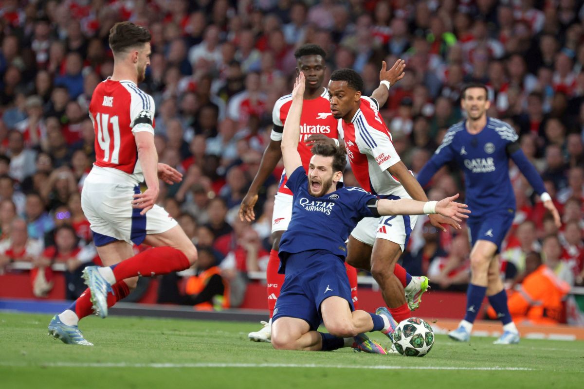 Verdictul surprinzător dat de specialistul englez, după faza la care PSG a cerut penalty în meciul cu Arsenal: „Mă întreb de ce VAR-ul nu a intervenit”