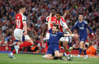 Verdictul surprinzător dat de specialistul englez, după faza la care PSG a cerut penalty în meciul cu Arsenal: „Mă întreb de ce VAR-ul nu a intervenit”