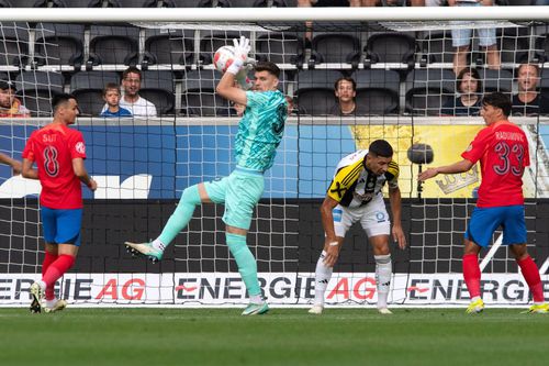 Târnovanu (centru) ar putea reprezenta un transfer spectaculos în vară FOTO: Imago