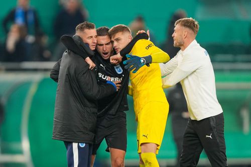 Oleksandr Romanchuk și Pavlo Isenko (Universitatea Craiova) sărbătoresc victoria din grupa de Conference League cu Rapid Viena / Foto: GettyImages