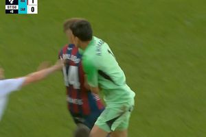 Suspendare RECORD după momentul de „blackout” în care și-a luat la pumni adversarul!