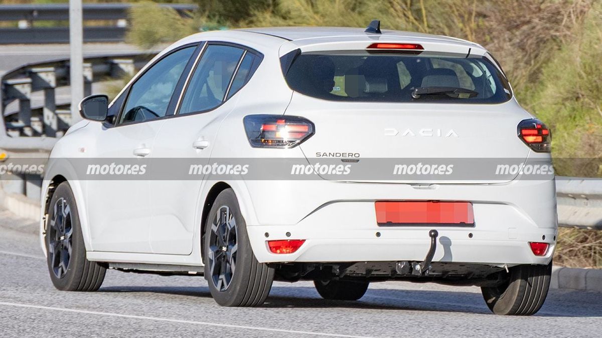 Noua Dacia a fost văzută pe străzi » Imagini-„spion” cu modelul care se lansează în câteva luni