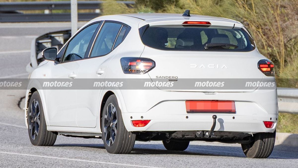 Noua Dacia a fost văzută pe străzi » Imagini-„spion” cu modelul care se lansează în câteva luni