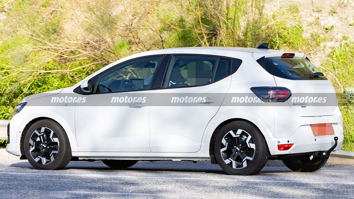 Noua Dacia a fost văzută pe străzi » Imagini-„spion” cu modelul care se lansează în câteva luni