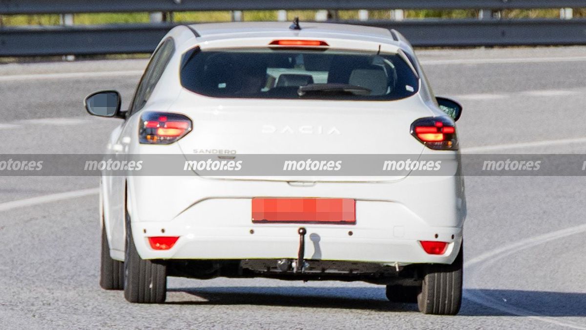 Noua Dacia a fost văzută pe străzi » Imagini-„spion” cu modelul care se lansează în câteva luni