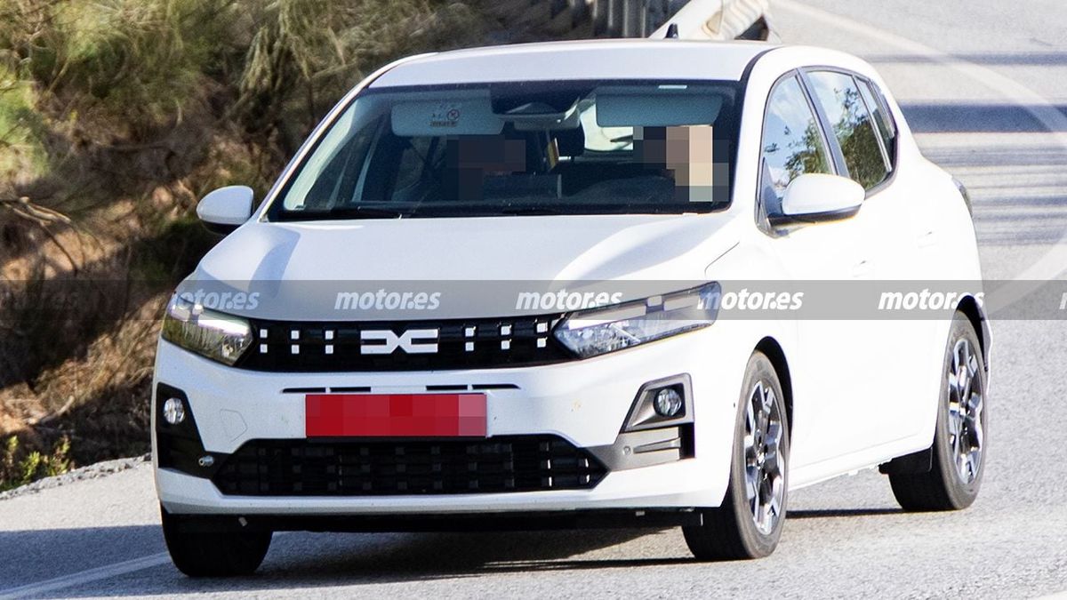 Noua Dacia a fost văzută pe străzi » Imagini-„spion” cu modelul care se lansează în câteva luni