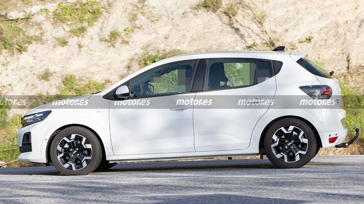 Noua Dacia a fost văzută pe străzi » Imagini-„spion” cu modelul care se lansează în câteva luni