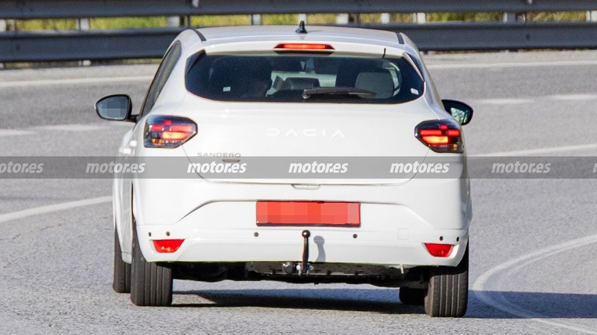 Noua Dacia a fost văzută pe străzi » Imagini-„spion” cu modelul care se lansează în câteva luni