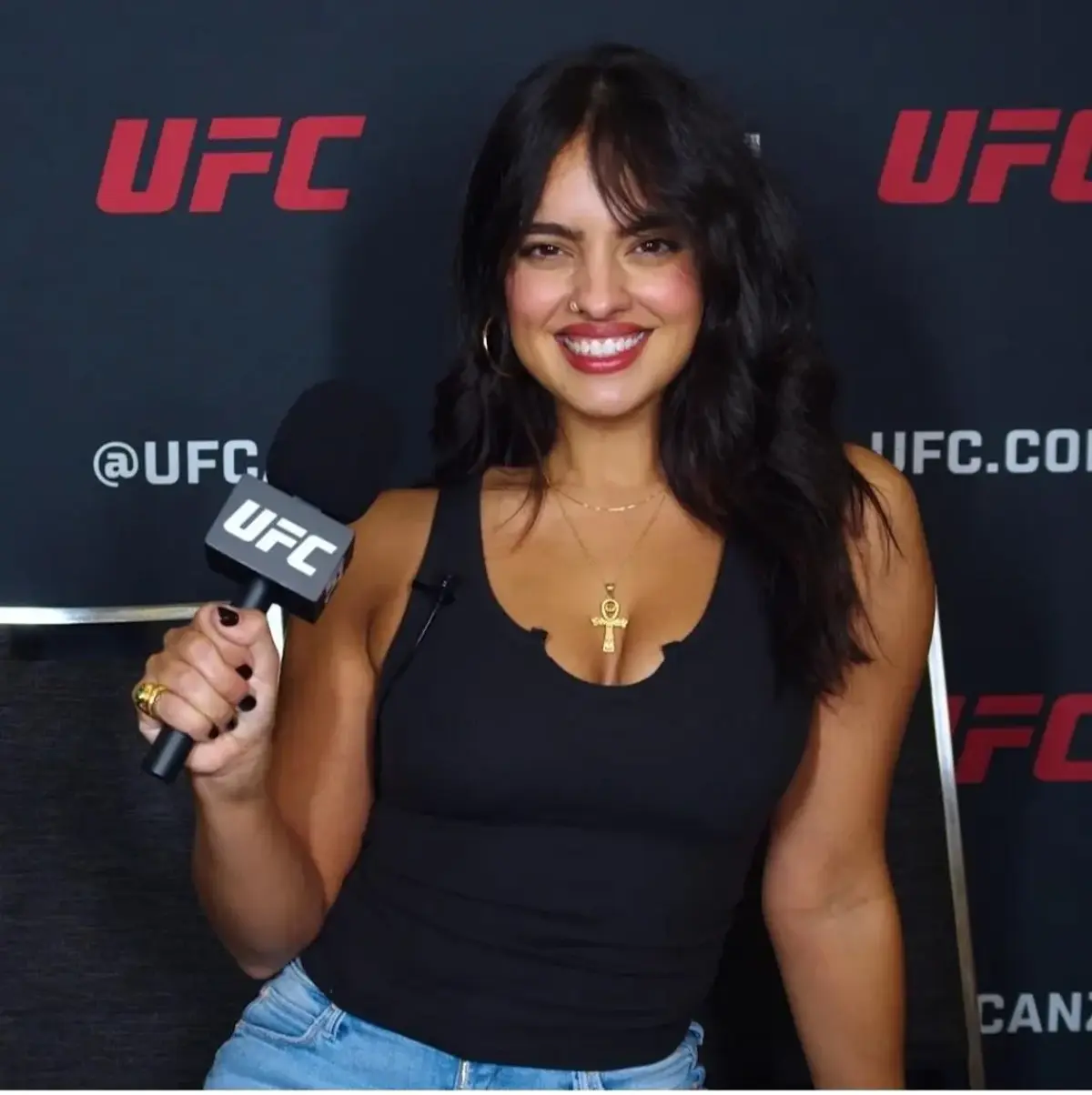 „Ce naiba faci aici?!” / „E marketing, șefu'” » Nina e motivul „exploziei” pe care UFC o are în mediul online