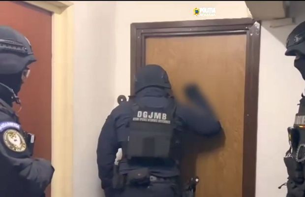Ultrașii Stelei, săltați de Poliție, la 3 săptămâni după ce au fost reclamați că au furat steagul Nuova Guardia
