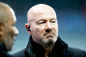 Alan Shearer arată cu degetul o fază crucială din PSG - Bayern: „E absurd total!” » Wayne Rooney îi dă dreptate: „Așa o fi în Europa”