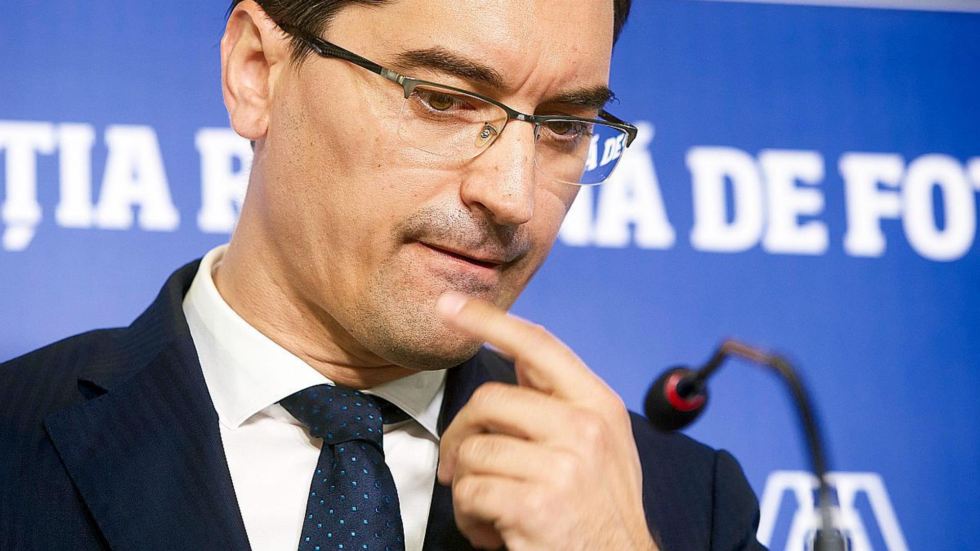 Consiliul FIFA la Vancouver discutând extinderea regulii U21 inspirate de FRF, în timp ce Gigi Becali critică măsura în fotbalul românesc | sursa foto: Gazeta Sporturilor