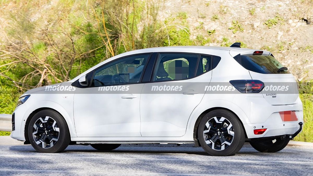 Noua Dacia a fost văzută pe străzi » Imagini-„spion” cu modelul care se lansează în câteva luni