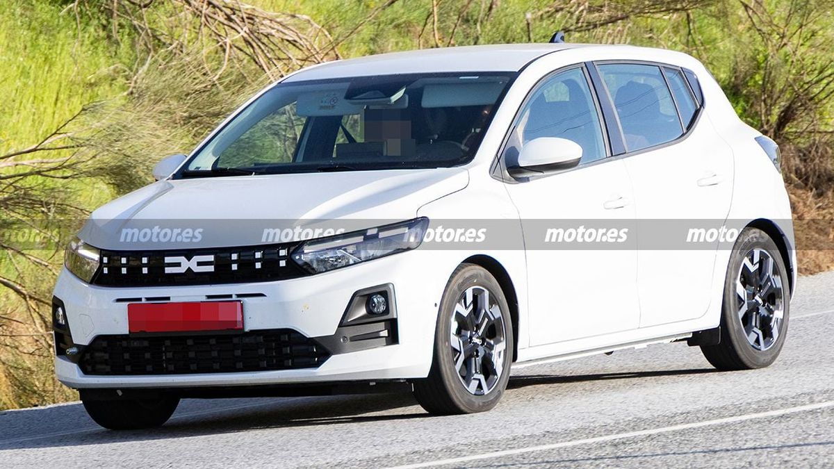 Noua Dacia a fost văzută pe străzi » Imagini-„spion” cu modelul care se lansează în câteva luni