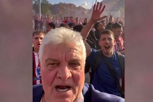 Ioan Andone a fost „înghesuit” de fanii lui Atletico și a rămas „mască”: „Dumnezeule! Credeam că nu mai reușesc să intru la meci”