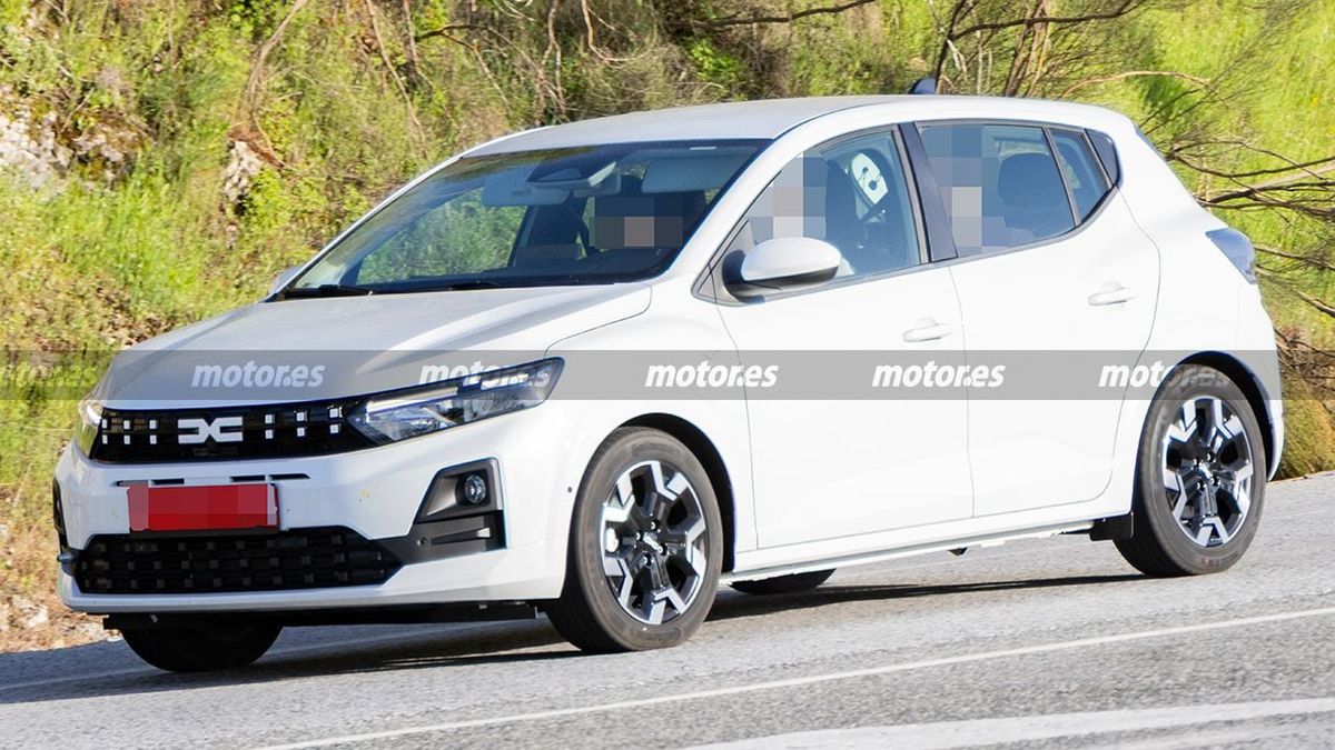 Noua Dacia a fost văzută pe străzi » Imagini-„spion” cu modelul care se lansează în câteva luni