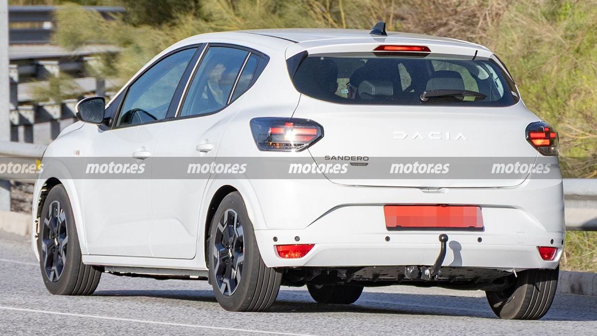 Noua Dacia a fost văzută pe străzi » Imagini-„spion” cu modelul care se lansează în câteva luni