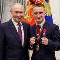 Președintele Rusiei, Vladimir Putin, și boxerul Vsevolod Shumkov, campion european în 2024 Foto: Imago Images
