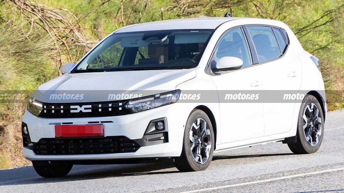 Noua Dacia a fost văzută pe străzi » Imagini-„spion” cu modelul care se lansează în câteva luni