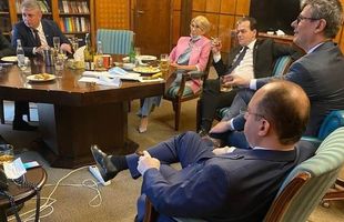 Fotografie controversată din biroul lui Ludovic Orban: membrii Guvernului se relaxează fără măști, beau alcool și fumează