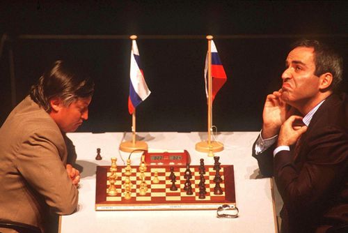 Garry Kasparov, alături de Anatoly Karpov. foto: Guliver/Getty Images