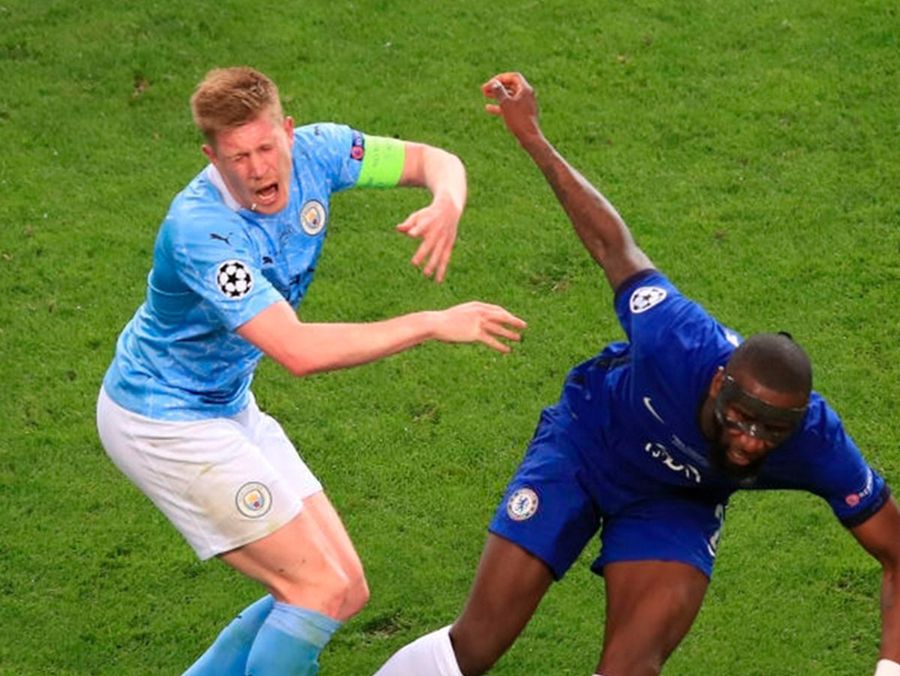 Rudiger s-a folosit de un „placaj” pentru a-l lovi pe Bruyne în zona ochiului. Faultul s-a produs la mijlocul terenului Momente dramatice în City - Chelsea! De Bruyne a ieșit în lacrimi de pe teren