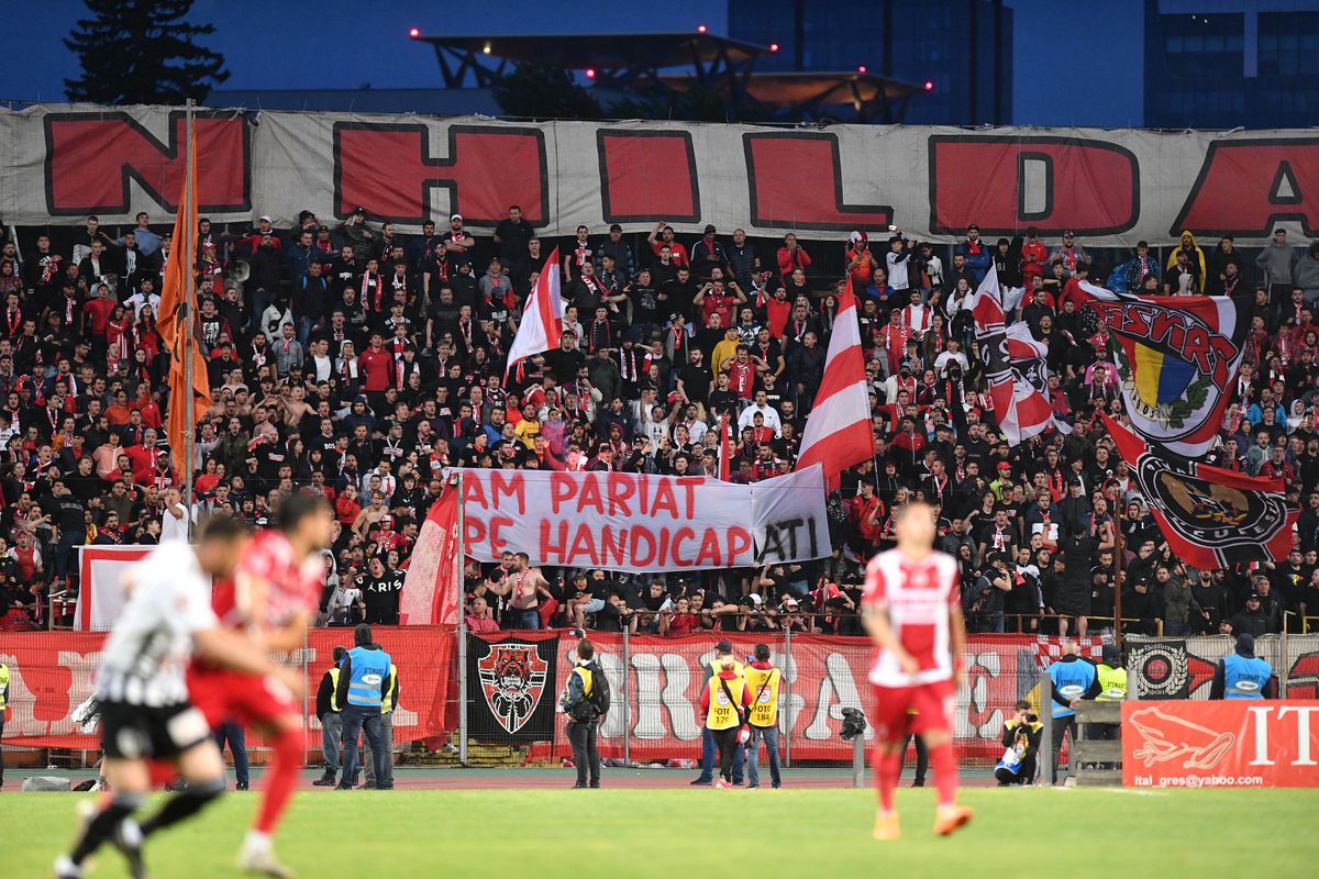 Momente incendiare la Dinamo - U Cluj » A plouat cu rachete de semnalizare în prima repriză!