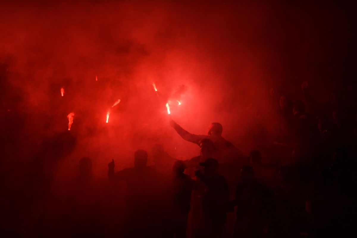 Momente delicate filmate de reporterul GSP pe stadion » Un dinamovist și-a strigat durerea în fața jandarmilor: „Tu nu o să poți să-nțelegi niciodată! Nu plec de aici”