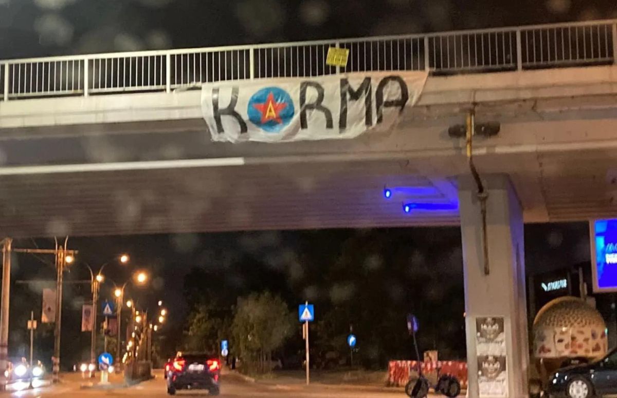 Ultrașii Stelei au așteptat retrogradarea lui Dinamo și au împânzit Bucureștiul cu același mesaj, la miezul nopții!