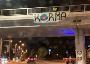 Ultrașii Stelei au așteptat retrogradarea lui Dinamo și au împânzit Bucureștiul cu același mesaj, la miezul nopții!