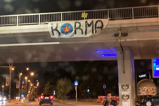 Dinamo a retrogradat în liga secundă pentru prima dată de la înființare, pierzând barajul cu Universitatea Cluj (1-1 astăzi, 0-2 în tur). Fanii rivalei CSA Steaua au împânzit orașul cu mesaje după retrogradarea rivalei.