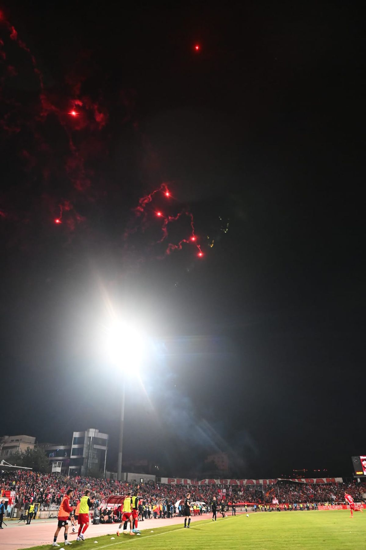 Momente incendiare la Dinamo - U Cluj » A plouat cu rachete de semnalizare în prima repriză!