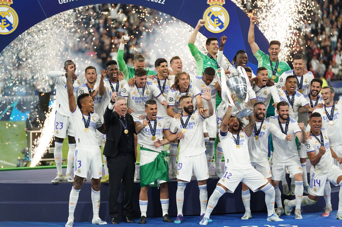 Imagini FABULOASE cu bucuria jucătorilor lui Real Madrid: Kroos și Modric s-au tăvălit pe gazon, Marcelo a vrut să fugă cu trofeul