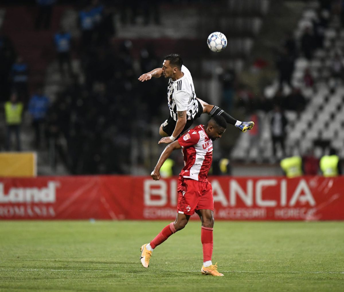 Detalii uluitoare din vestiarul „câinilor” » Aroganțe și relaxare înainte de Dinamo - U Cluj: „Le dăm 3-0 repede, simplu!” + Fotbaliștii îl ironizau pe Uhrin