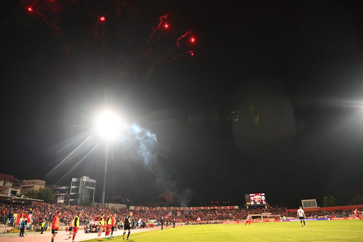 Momente delicate filmate de reporterul GSP pe stadion » Un dinamovist și-a strigat durerea în fața jandarmilor: „Tu nu o să poți să-nțelegi niciodată! Nu plec de aici”