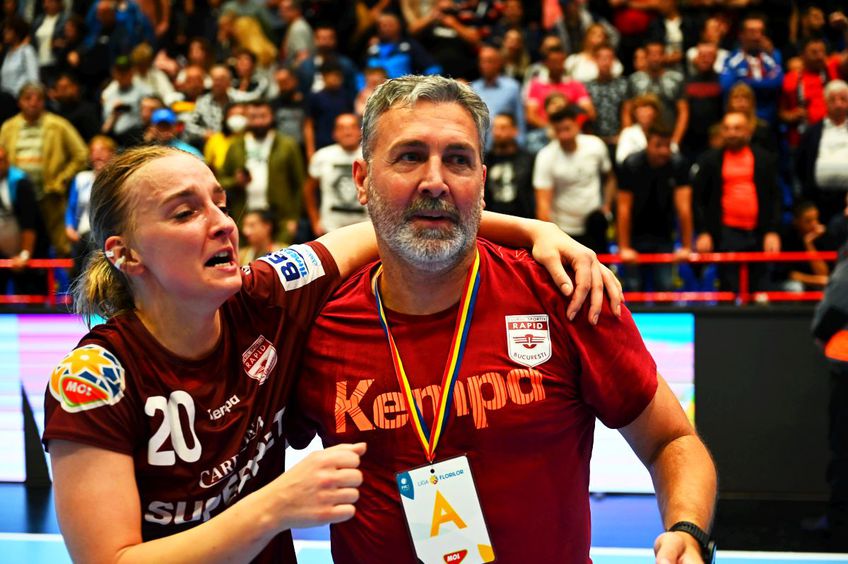 Rapid este campioana României din acest sezon la handbal feminin, după 35-27 în ultima etapă cu SCM Rm. Vâlcea. Antrenorul spaniol Carlos Viver (49 de ani) a rezumat sezonul de titlu în trei cuvinte: „incredibil, vis și meritat”.
