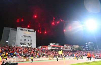 Momente incendiare la Dinamo - U Cluj » A plouat cu rachete de semnalizare în prima repriză!