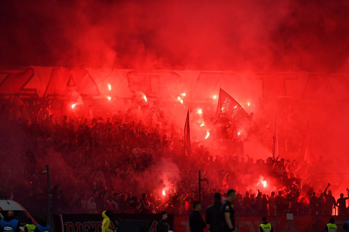 Momente incendiare la Dinamo - U Cluj » A plouat cu rachete de semnalizare în prima repriză!