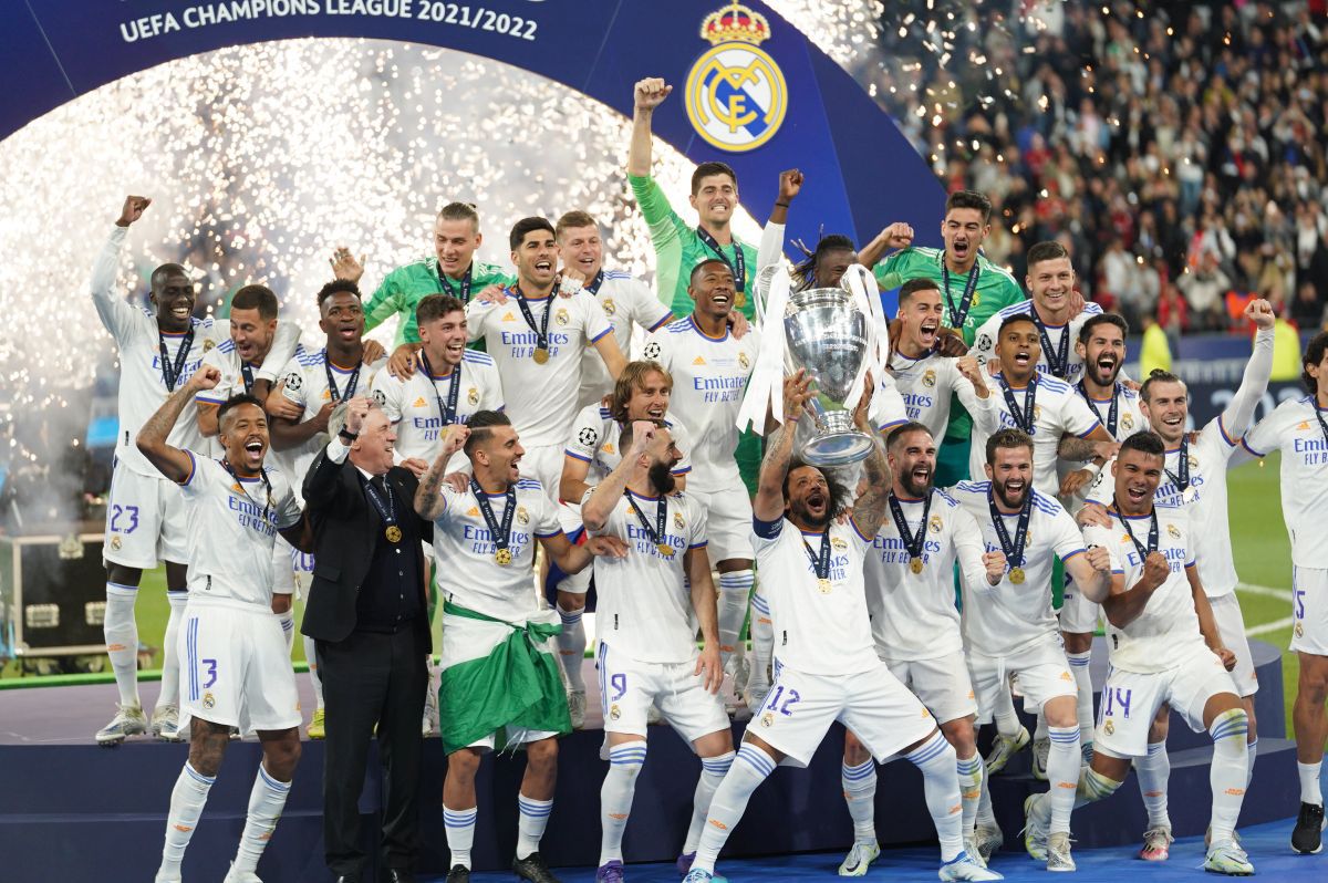 Imagini FABULOASE cu bucuria jucătorilor lui Real Madrid: Kroos și Modric s-au tăvălit pe gazon, Marcelo a vrut să fugă cu trofeul