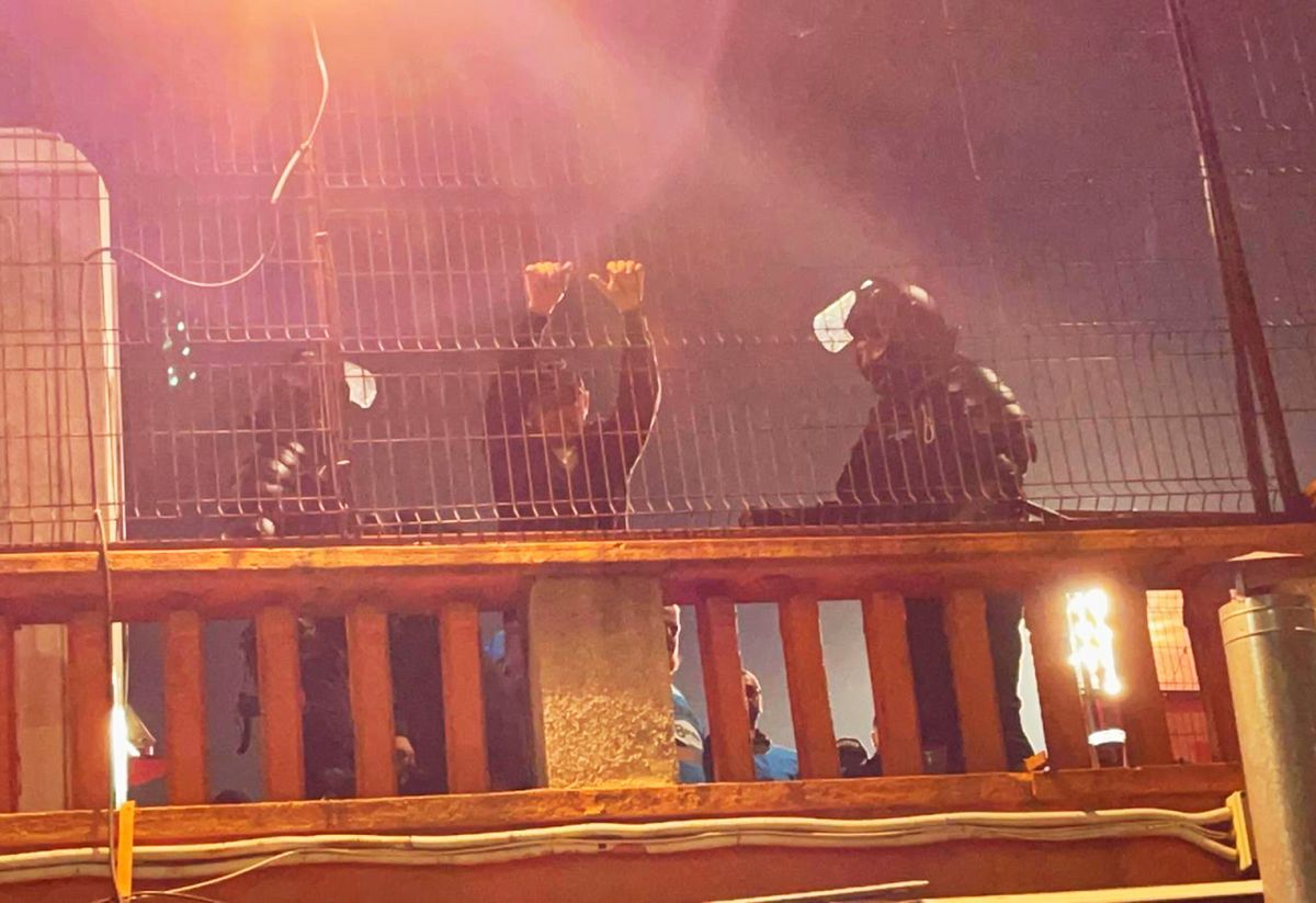 Momente delicate filmate de reporterul GSP pe stadion » Un dinamovist și-a strigat durerea în fața jandarmilor: „Tu nu o să poți să-nțelegi niciodată! Nu plec de aici”