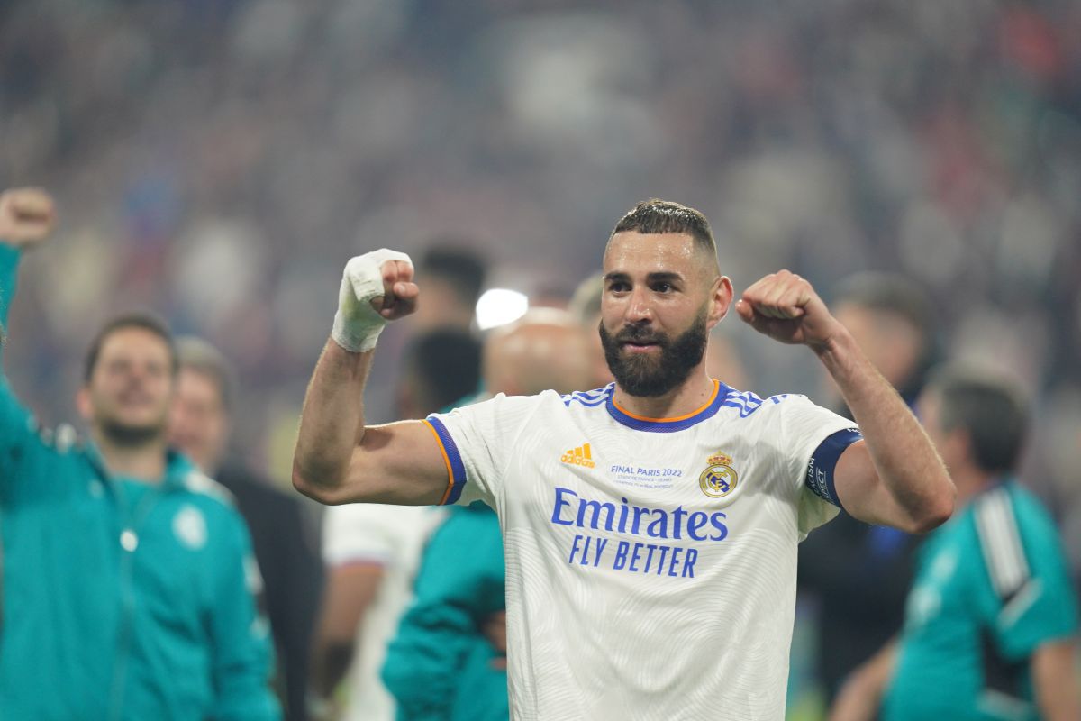 Imagini FABULOASE cu bucuria jucătorilor lui Real Madrid: Kroos și Modric s-au tăvălit pe gazon, Marcelo a vrut să fugă cu trofeul