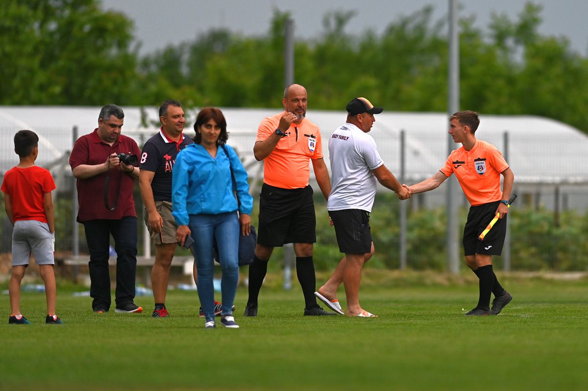 Game of Thrones în Liga 4 » Zmeii din Ogrezeni, campioni la pastramă! „Patroane, ești prea calm! Ai vândut meciul?” + Schimbare tactică: „Iese Motan, intră Pisoi”