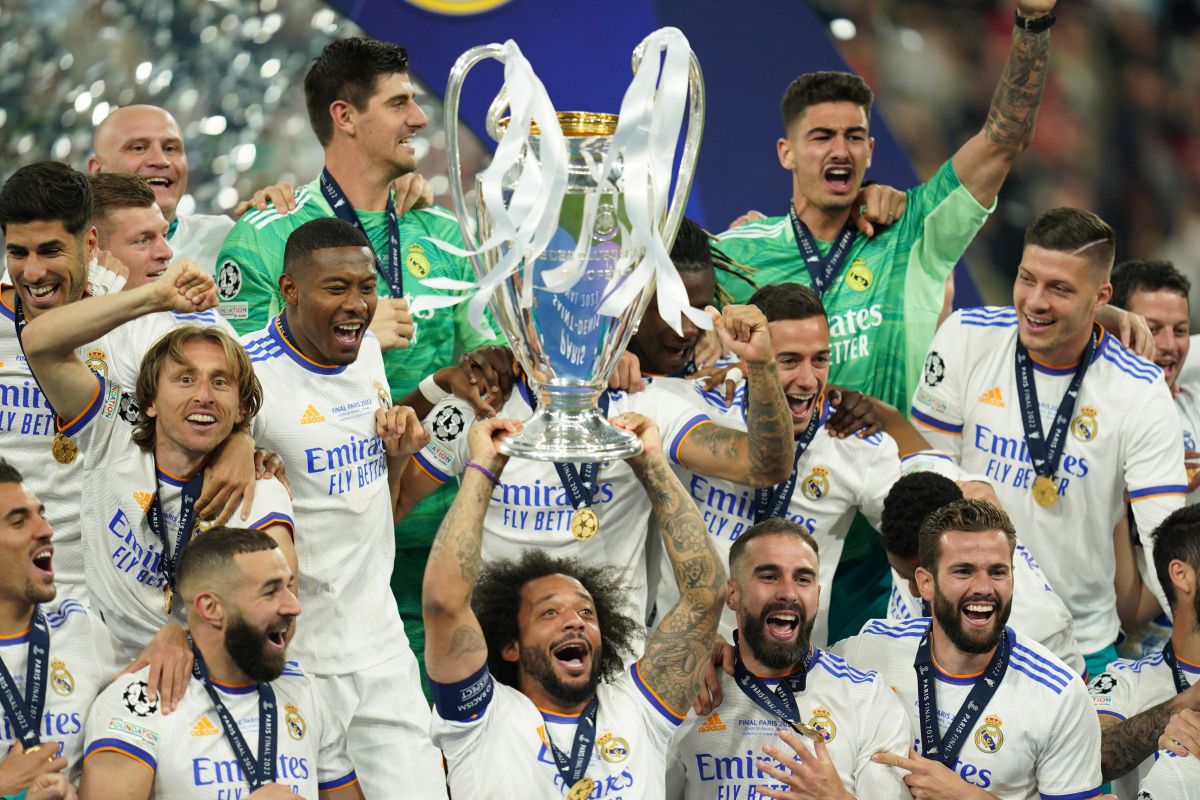 Imagini FABULOASE cu bucuria jucătorilor lui Real Madrid: Kroos și Modric s-au tăvălit pe gazon, Marcelo a vrut să fugă cu trofeul