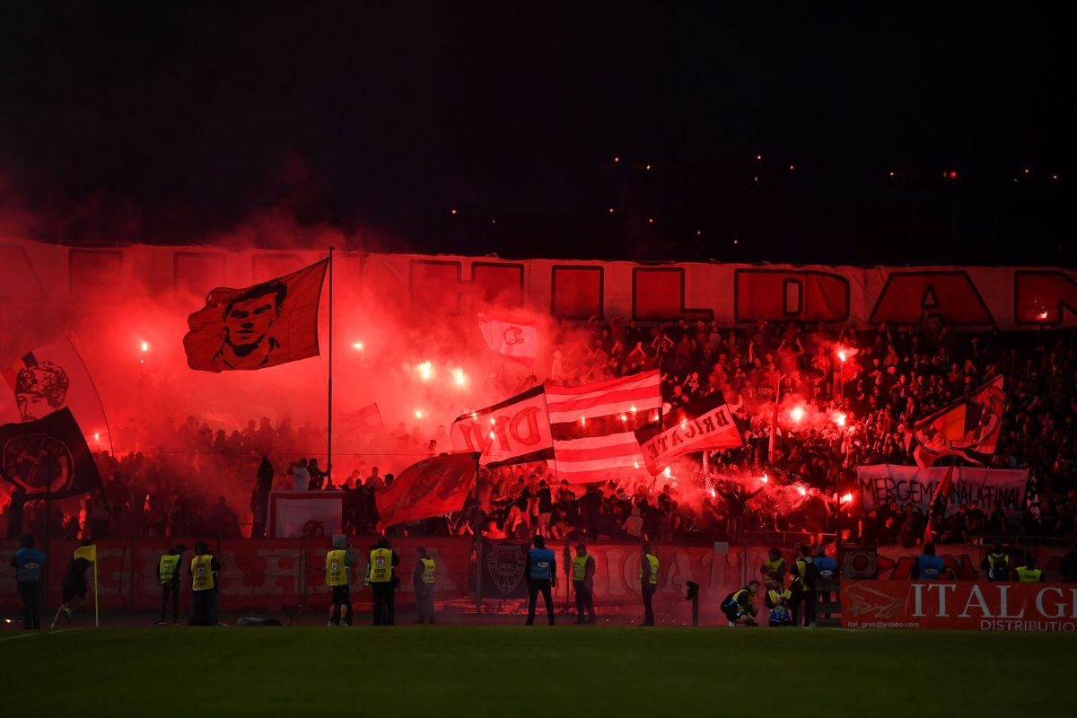 Momente delicate filmate de reporterul GSP pe stadion » Un dinamovist și-a strigat durerea în fața jandarmilor: „Tu nu o să poți să-nțelegi niciodată! Nu plec de aici”