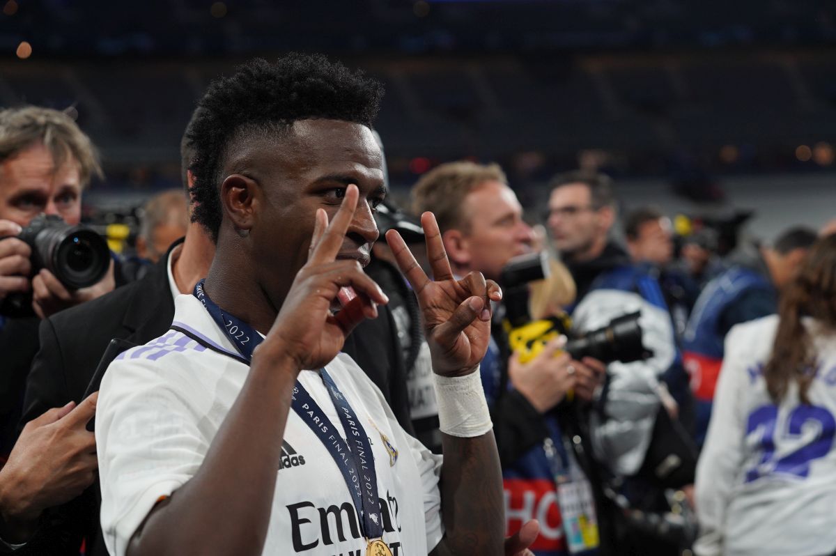 Imagini FABULOASE cu bucuria jucătorilor lui Real Madrid: Kroos și Modric s-au tăvălit pe gazon, Marcelo a vrut să fugă cu trofeul