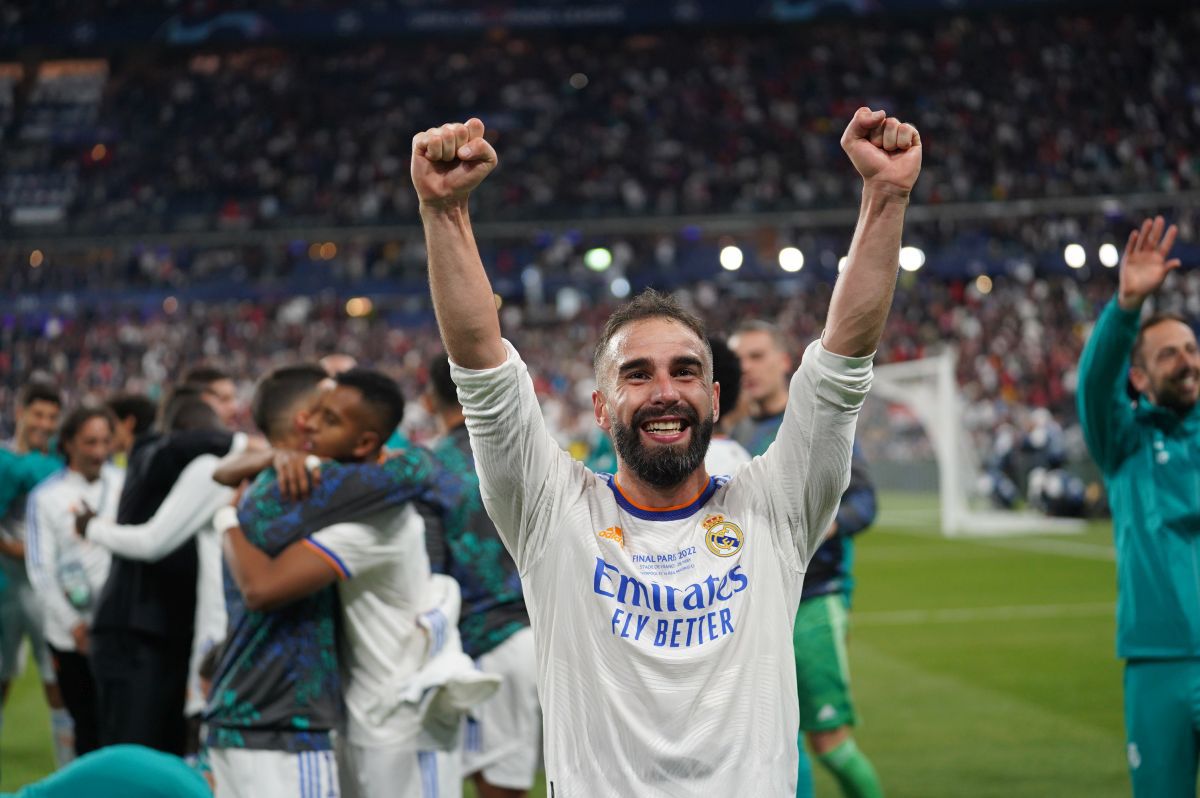 Imagini FABULOASE cu bucuria jucătorilor lui Real Madrid: Kroos și Modric s-au tăvălit pe gazon, Marcelo a vrut să fugă cu trofeul