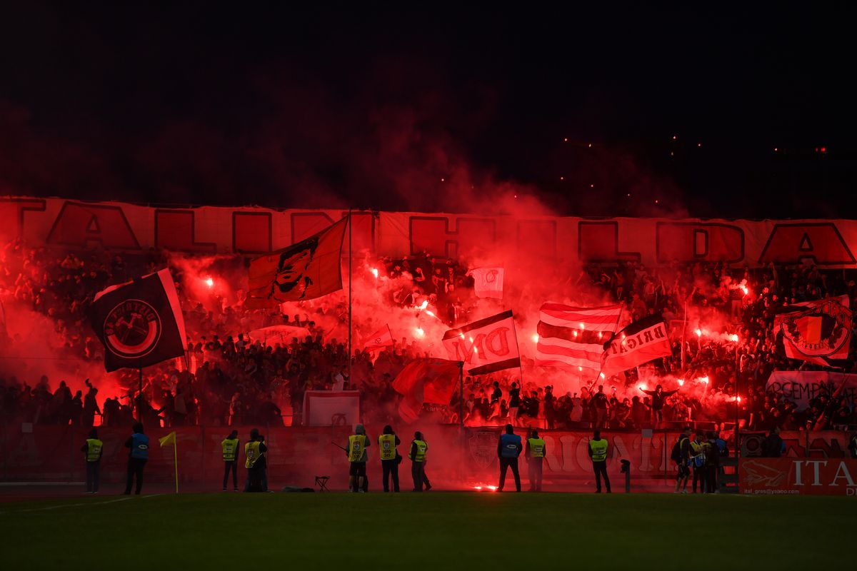 Momente delicate filmate de reporterul GSP pe stadion » Un dinamovist și-a strigat durerea în fața jandarmilor: „Tu nu o să poți să-nțelegi niciodată! Nu plec de aici”