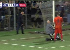 Imaginile weekend-ului » Președintele echipei a intrat pe gazon în baston, a înjurat arbitrul și a lovit un adversar! Apoi a ieșit cu mașinuța de pe teren