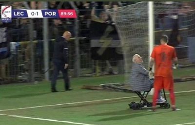 Imaginile weekend-ului » Președintele echipei a intrat pe gazon în baston, a înjurat arbitrul și a lovit un adversar! Apoi a ieșit cu mașinuța de pe teren